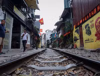 [ẢNH] Ngắm đường phố Hà Nội vắng hoe, yên ả trong ngày Giỗ tổ Hùng Vương