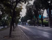 [ẢNH] Ngắm đường phố Hà Nội vắng hoe, yên ả trong ngày Giỗ tổ Hùng Vương