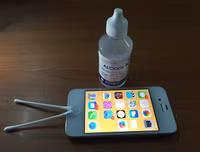 [ẢNH] Vệ sinh điện thoại đúng cách chống lây nhiễm virus Covid-19