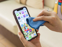 [ẢNH] Vệ sinh điện thoại đúng cách chống lây nhiễm virus Covid-19