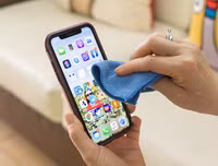 [ẢNH] Vệ sinh điện thoại đúng cách chống lây nhiễm virus Covid-19