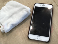 [ẢNH] Vệ sinh điện thoại đúng cách chống lây nhiễm virus Covid-19