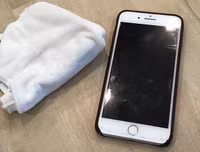 [ẢNH] Vệ sinh điện thoại đúng cách chống lây nhiễm virus Covid-19