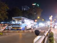 [ẢNH] Hiện trường ba vụ tai nạn giao thông liên tiếp ở Hà Nội trong đêm 22-4