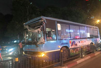 [ẢNH] Hiện trường ba vụ tai nạn giao thông liên tiếp ở Hà Nội trong đêm 22-4