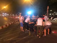 [ẢNH] Hiện trường ba vụ tai nạn giao thông liên tiếp ở Hà Nội trong đêm 22-4