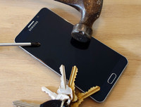 [ẢNH] Loạt thói quen tai hại khiến điện thoại di động nhanh xuống cấp