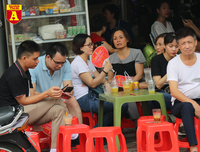 Thi THPT Quốc gia 2019: Phụ huynh sĩ tử bồn chồn chờ đợi trước cổng trường thi