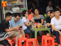 Thi THPT Quốc gia 2019: Phụ huynh sĩ tử bồn chồn chờ đợi trước cổng trường thi