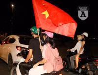 [ẢNH] Người dân Thủ đô văn minh ăn mừng sau chiến thắng Việt Nam 1-0 Malaysia