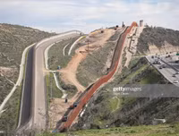 Cận cảnh bức tường biên giới Mexico - Mỹ của Tổng thống Donald Trump