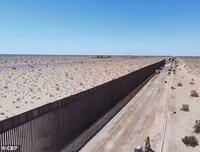 Cận cảnh bức tường biên giới Mexico - Mỹ của Tổng thống Donald Trump