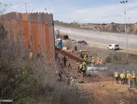 Cận cảnh bức tường biên giới Mexico - Mỹ của Tổng thống Donald Trump