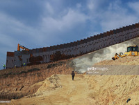 Cận cảnh bức tường biên giới Mexico - Mỹ của Tổng thống Donald Trump