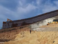 Cận cảnh bức tường biên giới Mexico - Mỹ của Tổng thống Donald Trump