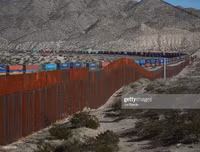 Cận cảnh bức tường biên giới Mexico - Mỹ của Tổng thống Donald Trump