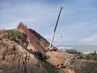 Cận cảnh bức tường biên giới Mexico - Mỹ của Tổng thống Donald Trump