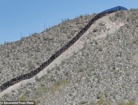 Cận cảnh bức tường biên giới Mexico - Mỹ của Tổng thống Donald Trump