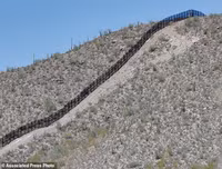 Cận cảnh bức tường biên giới Mexico - Mỹ của Tổng thống Donald Trump