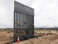 Cận cảnh bức tường biên giới Mexico - Mỹ của Tổng thống Donald Trump