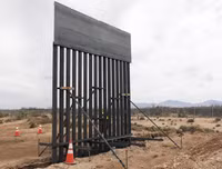 Cận cảnh bức tường biên giới Mexico - Mỹ của Tổng thống Donald Trump