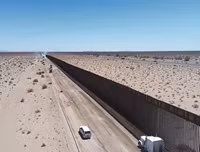 Cận cảnh bức tường biên giới Mexico - Mỹ của Tổng thống Donald Trump