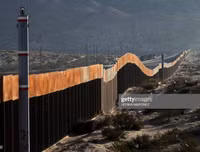 Cận cảnh bức tường biên giới Mexico - Mỹ của Tổng thống Donald Trump