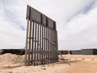 Cận cảnh bức tường biên giới Mexico - Mỹ của Tổng thống Donald Trump