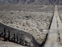 Cận cảnh bức tường biên giới Mexico - Mỹ của Tổng thống Donald Trump