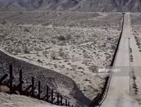 Cận cảnh bức tường biên giới Mexico - Mỹ của Tổng thống Donald Trump