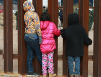 Cận cảnh bức tường biên giới Mexico - Mỹ của Tổng thống Donald Trump