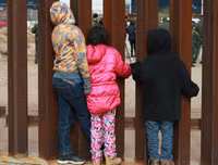 Cận cảnh bức tường biên giới Mexico - Mỹ của Tổng thống Donald Trump