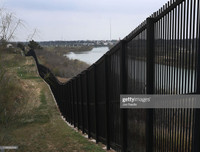 Cận cảnh bức tường biên giới Mexico - Mỹ của Tổng thống Donald Trump