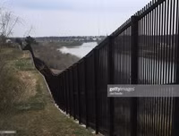 Cận cảnh bức tường biên giới Mexico - Mỹ của Tổng thống Donald Trump