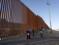 Cận cảnh bức tường biên giới Mexico - Mỹ của Tổng thống Donald Trump