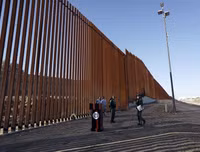 Cận cảnh bức tường biên giới Mexico - Mỹ của Tổng thống Donald Trump