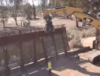 Cận cảnh bức tường biên giới Mexico - Mỹ của Tổng thống Donald Trump