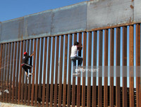 Cận cảnh bức tường biên giới Mexico - Mỹ của Tổng thống Donald Trump