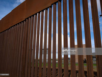 Cận cảnh bức tường biên giới Mexico - Mỹ của Tổng thống Donald Trump