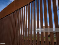 Cận cảnh bức tường biên giới Mexico - Mỹ của Tổng thống Donald Trump