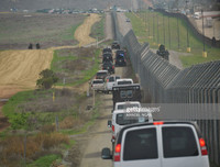 Cận cảnh bức tường biên giới Mexico - Mỹ của Tổng thống Donald Trump