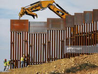 Cận cảnh bức tường biên giới Mexico - Mỹ của Tổng thống Donald Trump