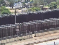 Cận cảnh bức tường biên giới Mexico - Mỹ của Tổng thống Donald Trump