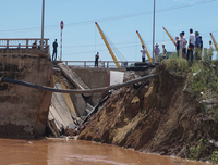 Ảnh hưởng bão số 2: Cầu sập, kênh vỡ, 5 người thương vong