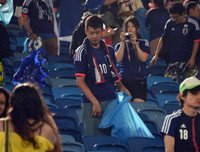 [ẢNH] Từ khán đài World Cup, người Nhật Bản lại khiến toàn thế giới kinh ngạc và ngả mũ