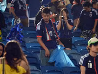 [ẢNH] Từ khán đài World Cup, người Nhật Bản lại khiến toàn thế giới kinh ngạc và ngả mũ