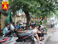 Thi THPT Quốc gia 2019: Phụ huynh sĩ tử bồn chồn chờ đợi trước cổng trường thi