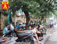Thi THPT Quốc gia 2019: Phụ huynh sĩ tử bồn chồn chờ đợi trước cổng trường thi