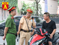 Thi THPT Quốc gia 2019: Phụ huynh sĩ tử bồn chồn chờ đợi trước cổng trường thi