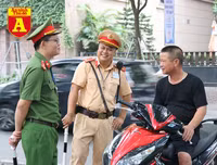 Thi THPT Quốc gia 2019: Phụ huynh sĩ tử bồn chồn chờ đợi trước cổng trường thi